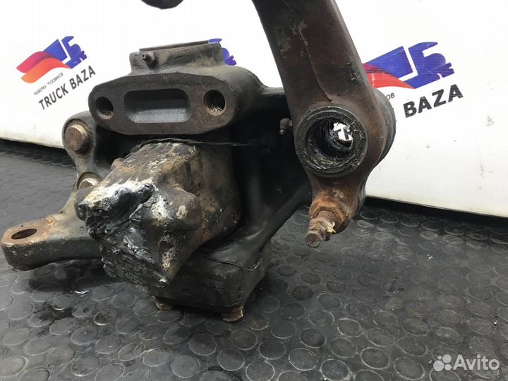 Кулак поворотный передний левый