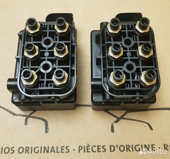 Блок клапанов пневмы 95535890300 VAG Оригинал Новы