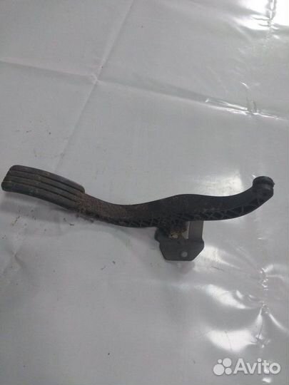 Педаль газа Renault Logan седан 