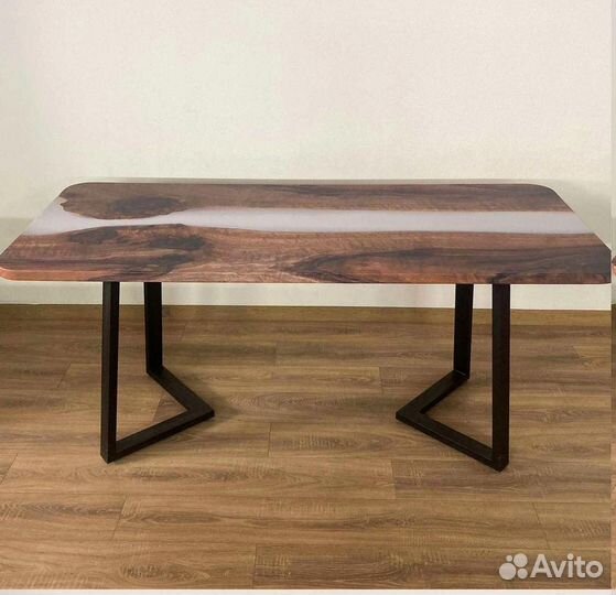 Компьютерный стол 'Disappointed Chicken'