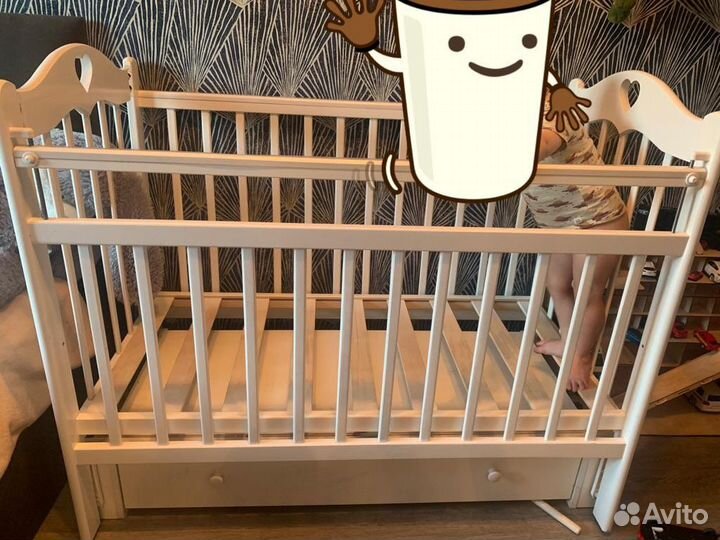 Детская кроватка с маятником