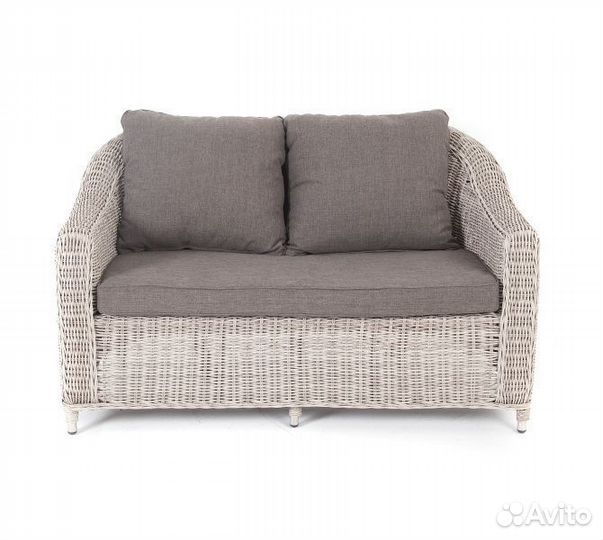 Плетеный диван
