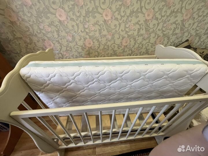 Детская кроватка с маятником и ящиком