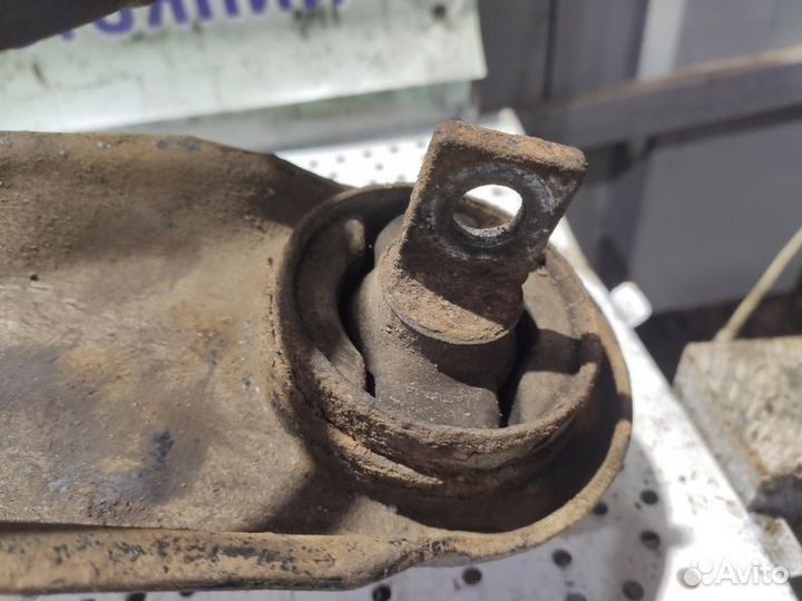 Кулак задний левый Mitsubishi Lancer