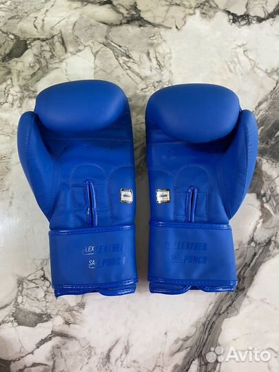 Боксерские перчатки, защита на ноги и шлем бокс