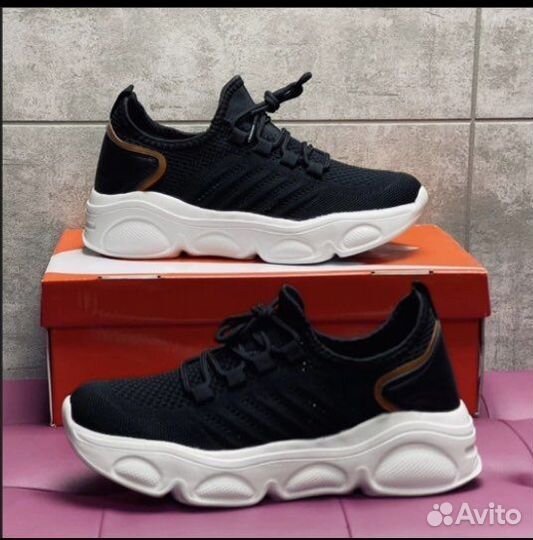 Кроссовки женские