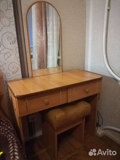 Трюмо с пуфиком