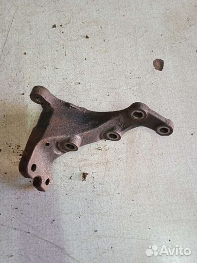 Кронштейн подушки двигателя Nissan Sunny Ниссан