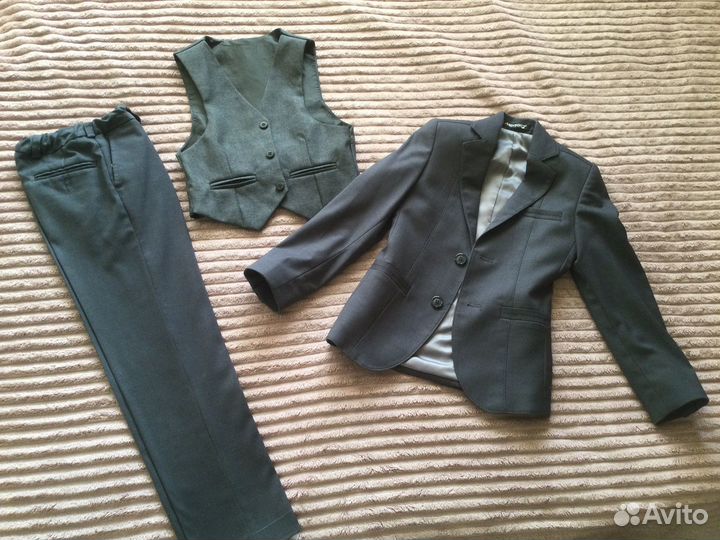 Школьный костюм для мальчика 128 серый