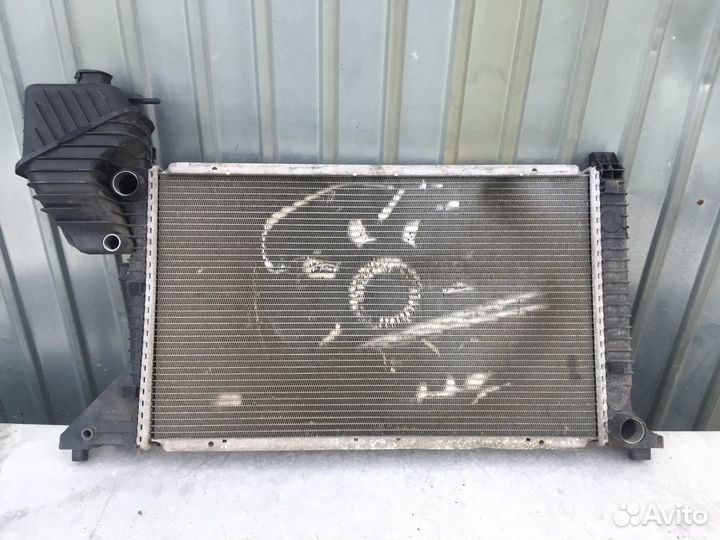 Радиатор охлаждения Behr Mercedes 166