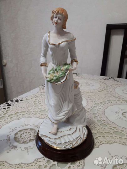 Фарфоровая статуэтка винтаж Европа