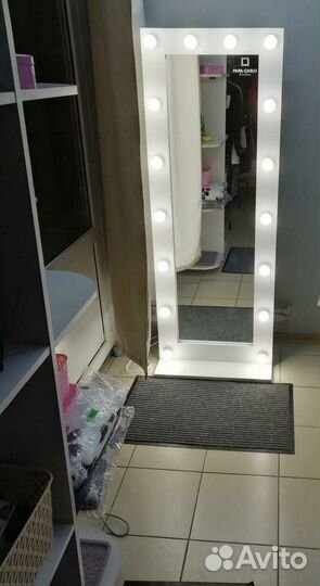Гримерное зеркало с лампами