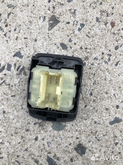 Кнопка стеклоподъемника Renault Sandero Stepway 2