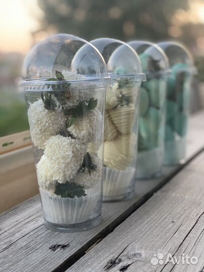 Клубника в шоколаде в стаканчиках