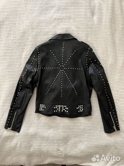 Чёрная куртка-косуха с клёпками бренда 