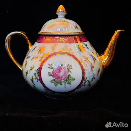 Чайник и блюдца