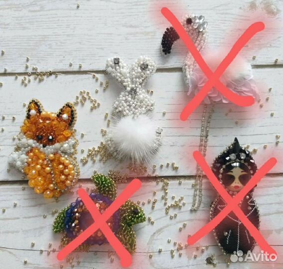 Брошь ручной работы из бисера и страз