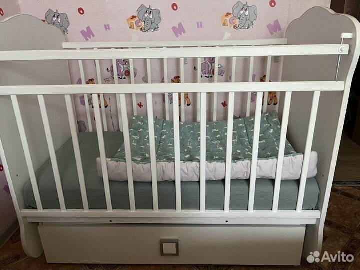 Детская кроватка с маятником белая