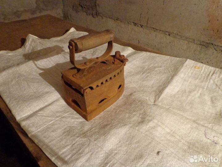 Утюг старинный на углях