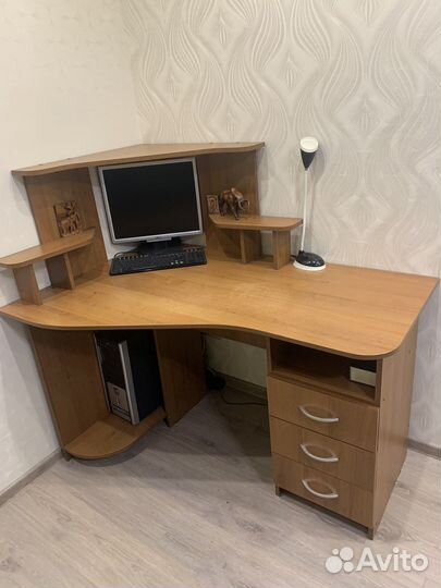 Компьютерный стол аккуратно и вместительно