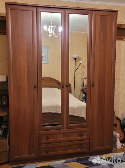 Шкаф платяной