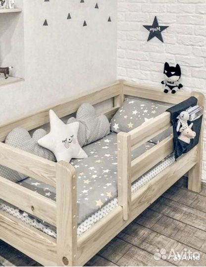 Детская классическая кровать из массива