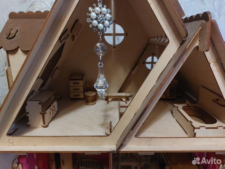 Деревянный кукольный домик с мебелью