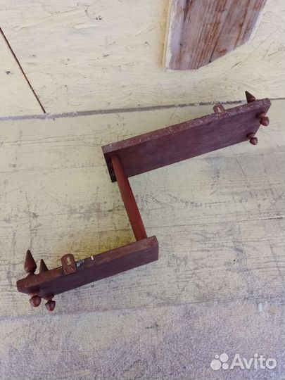 Полка из красного дерева