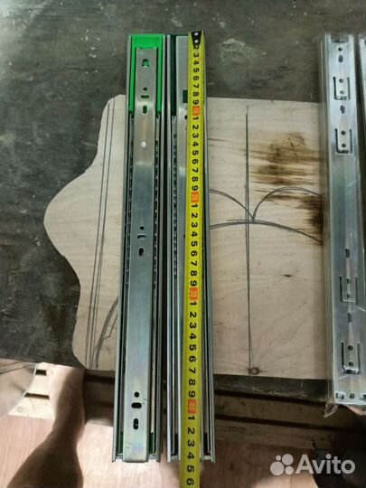 Направляющие выдвижных ящиков с доводчиком и без