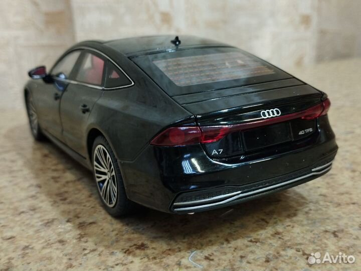 Audi A7 чёрная с красным салоном модель 1:24