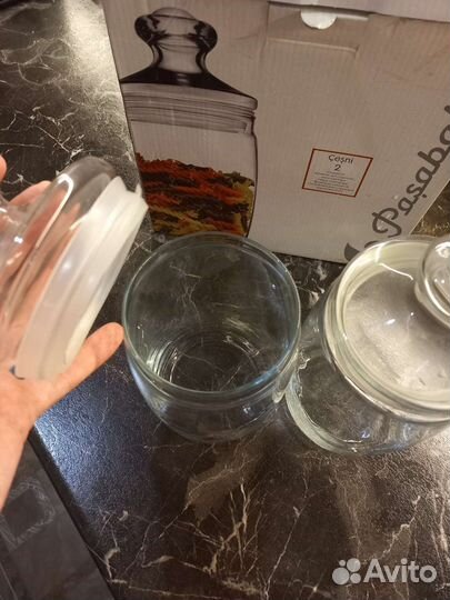 Новые две банки с крышкой