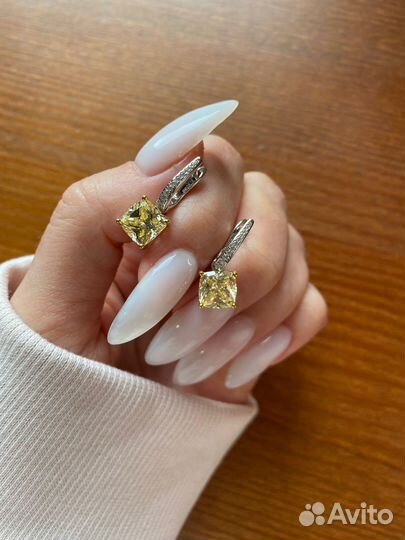 Серьги Graff на английском замке жёлтый камень