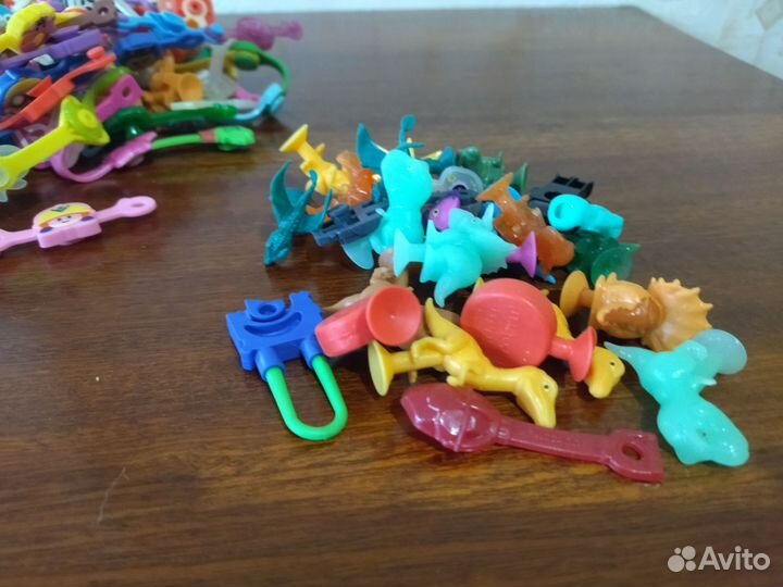 Фишки, карточки игровые, скрепыши и динозавры
