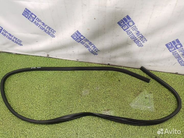 Уплотнительная резинка боковой двери передняя
