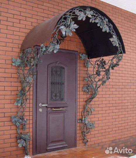 Козырек над крыльцом