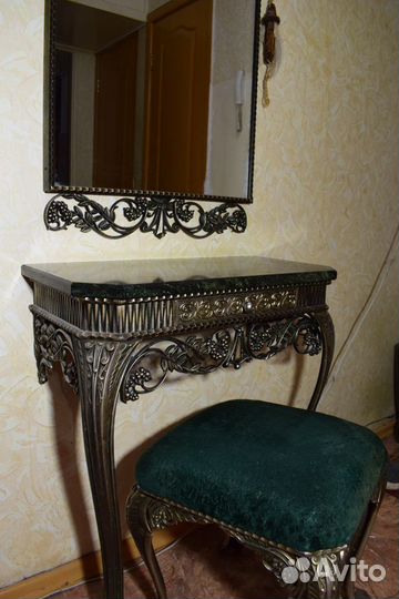 Гарнитур из змеевика (зеркало, столик, бра, пуфик)