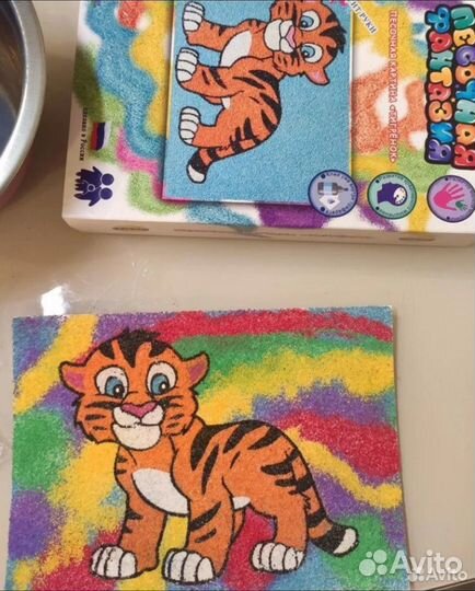 Рисование разноцветным песком