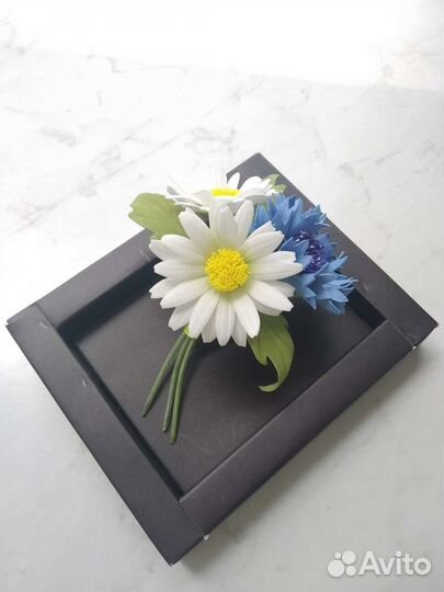 Брошь-бутоньерка с ромашками и васильком