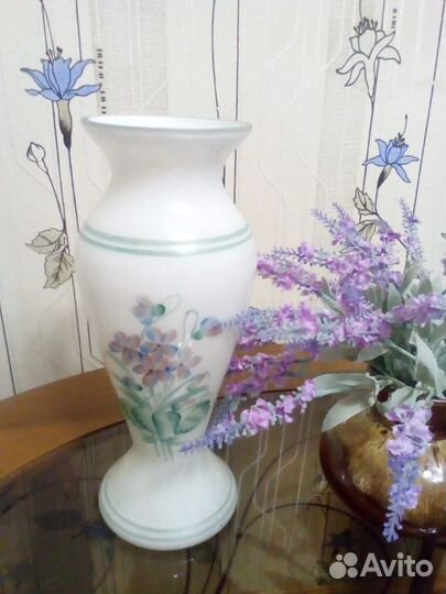 Ваза из молочного стекла