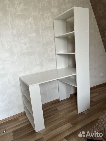 Письменный стол со стеллажом