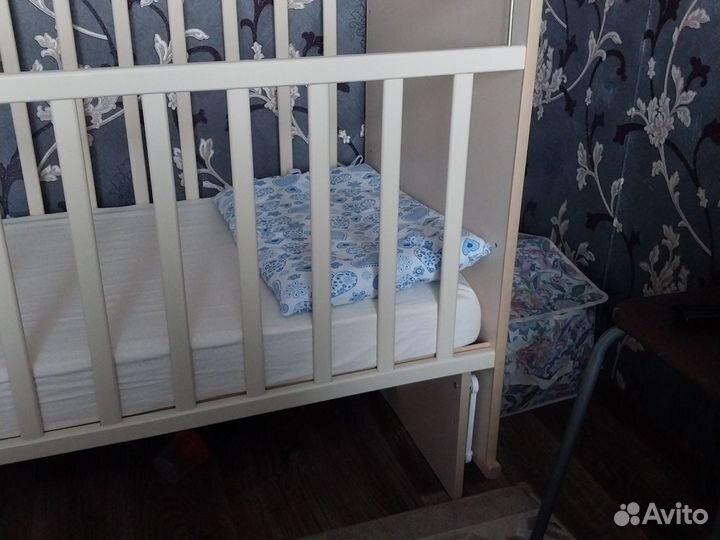 Детская кроватка с маятником