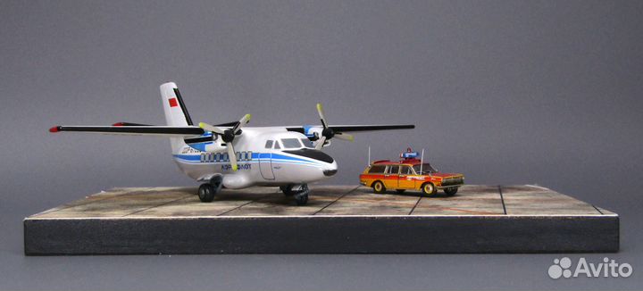 Диорама самолёт L-410 с эскортным автомобилем