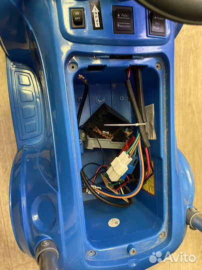 Машинка-каталка на аккумуляторе