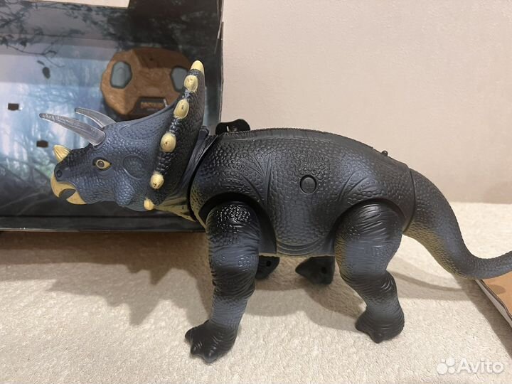 Динозавр на пульте управления