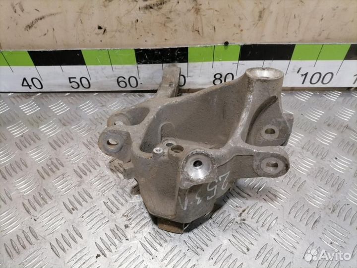 Кулак задний левый Bmw 7 f02 2008-2015