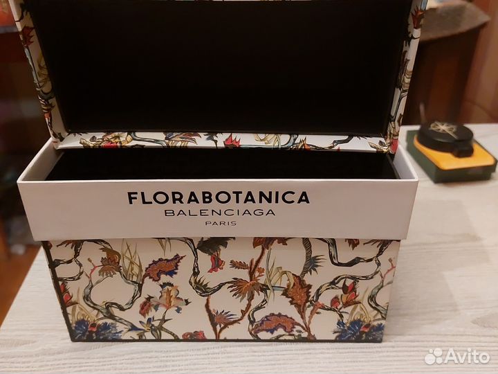 Коробочка Balensiaga florabotanica