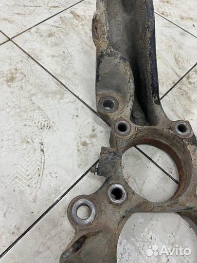 Кулак передний левый Range Rover Sport 05-09 L320