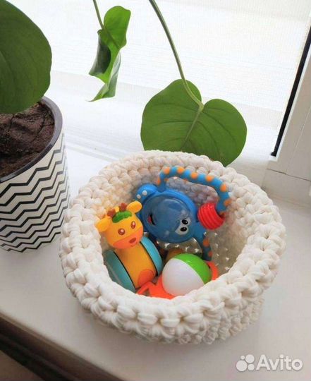 Вязаная корзинка /Органайзер на детскую кроватку