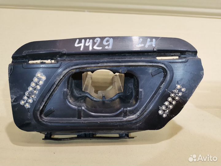 Кронштейн форсунки омывателя левый Шкода Суперб