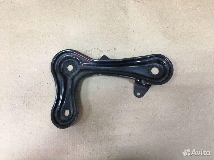 Кронштейн подрамника передний правый Toyota